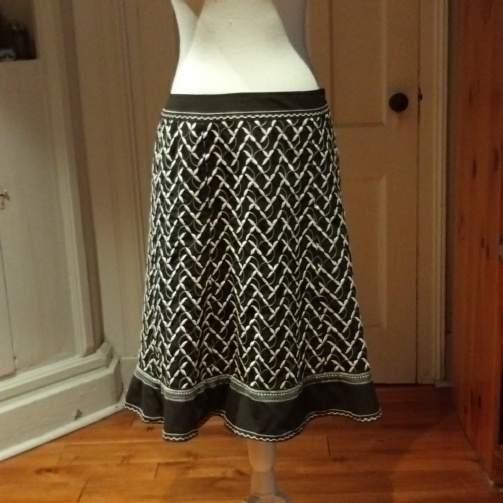 EUC Ann Taylor Embroidered A-Line Skirt